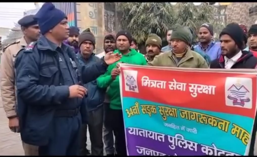34 वें सड़क सुरक्षा माह के तहत जनपद पुलिस द्वारा वाहन चालकों एवं स्थानीय जनता को दी गयी यातायात नियमों की जानकारी।